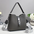 Détail du sac seau gris avec bandoulière géométrique et fermoir métallique argenté - Gris