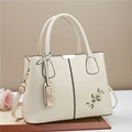 Elegante cremeweiße Handtasche aus genarbtem Leder mit Blumenstickerei und Goldbeschlägen - Cremeweiß