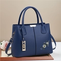 Dunkelblaue Handtasche aus Leder mit Blumenstickerei und goldenen Metallbeschlägen für Damen - Dunkelblau