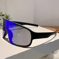 Primer plano de gafas de sol deportivas negro mate con lentes de espejo azul y púrpura - Montura Negra Lentes Espejadas Azules