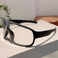 Detalle de las gafas deportivas negras mate con lente panorámica de una pieza - Montura Negra Lente Transparente