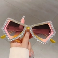 Primer plano de gafas de sol mariposa rosa y amarillo con adornos de strass brillante - Montura Degradado Rosa Amarillo Lente Púrpura Rosa Diamantes Blancos