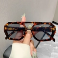 Gafas de sol elegantes de doble puente con montura geométrica de carey y lentes oscuras UV - Montura Carey Lente Gris Claro