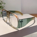 Primer plano de gafas de montura degradada con detalles del diseño lateral y la lente - Azul Té Claro