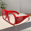 Detalle de la montura de gafas oversize rojo brillante con acabado pulido - Marco Rojo