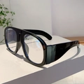 Primer plano de elegantes gafas negras de gran tamaño en un soporte minimalista - Marco Negro
