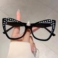 Dettaglio degli occhiali cat-eye con montatura nera lucida e motivo a pois bianchi - Montatura a Pois Bianco & Nero Lenti Trasparenti