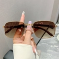 Lunettes de soleil carrées en métal avec verres dégradés marron et double pont doré - Monture Dorée Verres Ambrés