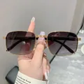Lunettes de soleil carrées rétro en métal doré avec verres dégradés gris foncé style bois - Cadre Doré Gris Dégradé