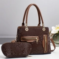 Dettaglio della borsa tote marrone scuro con stampa serpente, hardware dorato e pochette - caffè