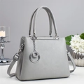 Détail du sac à main en cuir gris clair avec double anneau en métal argenté brillant - Gris