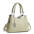 Sac à main élégant vert menthe en cuir grainé avec pendentif perle et bandoulière - Vert