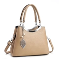 Elegante bolso de mano en cuero lichi caqui con colgante de hoja y correa ajustable - Caqui