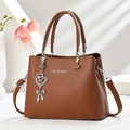 Borsa tote in pelle marrone con ciondolo a cuore e tracolla rimovibile da donna - Giallo Terra