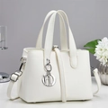 Detailansicht der weißen Handtasche mit silbernen HD-Anhängern und Lederstruktur - Cremeweiß (A96254)