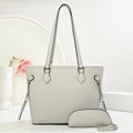 Vue détaillée de l'ensemble sac à main gris clair en cuir grainé avec boucles dorées - Gris