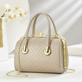 Elegante borsa a mano glitterata oro con chiusura a perla e tracolla a catena da sera - Oro (Motivo G a Incastro)