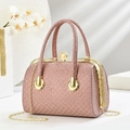 Elegante borsa da sera glitter rosa con chiusura a perla e tracolla a catena d'oro - Rosa (Trama a Rombi)