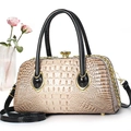 Borsa a mano da donna con stampa coccodrillo, finiture in vernice e chiusura dorata - Cachi Scuro