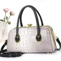 Elegante borsa a mano bianca con stampa coccodrillo, dettagli oro e tracolla nera - Grigio chiaro