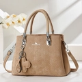 Détail du sac à main kaki avec motif floral en relief et pendentif en cuir - Khaki