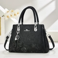 Détail du sac à bandoulière noir gaufré avec charms fleurs et ferrures en métal argenté - Noir