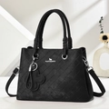 Borsa tote nera intrecciata con manici e tracolla rimovibile su sfondo bianco - Nero