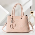 Elegante borsa trapuntata rosa con manici superiori e un ciondolo a quadrifoglio - Rosa