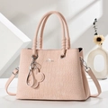 Borsa rosa con motivo a coccodrillo, manici a spirale e ciondolo a forma di fiore - Rosa