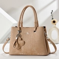 Elegante borsa in pelle di coccodrillo kaki con ciondolo a fiore e tracolla - Cachi