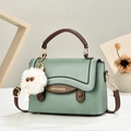 Bolso bandolera vintage de cuero PU verde y marrón con colgante de felpa blanca - Verde