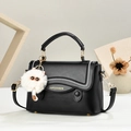 Sac à main rétro en cuir noir avec surpiqûres et charmant pendentif chat en peluche - Noir