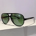 Detalle de gafas de sol aviador vintage con montura de doble puente sobre soporte de piedra - Montura Negra Lente Verde