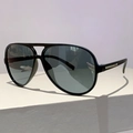 Detalle de gafas de sol aviador clásicas con montura negra y detalles metálicos plateados - Montura negro arena lentes grises