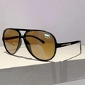Detalle de gafas de sol aviador con montura negra de doble puente y lentes de color ámbar - Montura Negra Lentes de Té