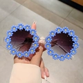 Dettaglio della montatura a margherita blu su occhiali da sole rotondi per bambini - Floreale Blu