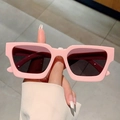 Detalle de gafas de sol cuadradas rosas con montura gruesa y lentes de color gris oscuro - Montura Rosa / Lentes Rosas