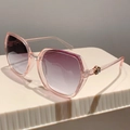 Dettaglio degli occhiali da sole rosa trasparenti con lenti sfumate e dettagli in oro - Montatura Rosa Trasparente Lenti Grigio Sfumato