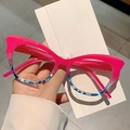 Dettaglio dell'asta interna degli occhiali cat eye sfumati rosa e blu con codice modello - Montatura Sfumata Rosa Blu Lente Trasparente