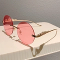 Dettaglio degli occhiali da sole tondi rosa senza montatura con scultura di leopardo oro - Asta Oro Lente Rosa