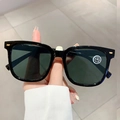 Detalle de gafas de sol cuadradas grandes con lentes de cristal y toques dorados - Montura Negro Brillante Lente Gris