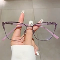 Détail de la monture papillon avec dégradé de violet et incrustation de strass chic - Monture Violette Strass Blancs Verres Transparents