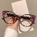 Dettaglio occhiali cat-eye tartarugati con accenti rosa e montatura oversize - Montatura Tartarugata Viola Lente Trasparente