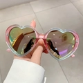 Detail einer herzförmigen Sonnenbrille mit rosa-blauem Rahmen und verspiegelten Gläsern - Rosa Grüner Rahmen Purpurne Folie