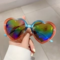 Herzförmige Sonnenbrille mit Regenbogen-Verlaufsgläsern und buntem transparentem Gestell - Regenbogen Rahmen Bunte Folie