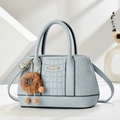 Eisblaue PU-Lederhandtasche mit Krokodilmuster und flauschigem Tieranhänger - Blau