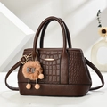 Dunkelbraune Damenhandtasche mit Krokodilprägung, Doppelgriffen und Plüsch-Anhänger Dekor - Kaffeebraun