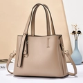 Elegante borsa tote beige da donna con dettagli dorati e tracolla regolabile - Cachi