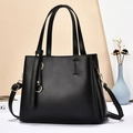 Classica borsa a mano nera in pelle PU con doppi manici e dettagli dorati su sfondo neutro - Nero