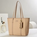 Schicke beige geflochtene Tragetasche mit Schultergurt und Mini-Taschenanhänger - Hellbeige